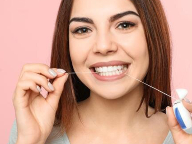 ¿Debo de cepillarme los dientes antes de usar el hilo dental? - HC Odontologos - Clinica Dental Merida